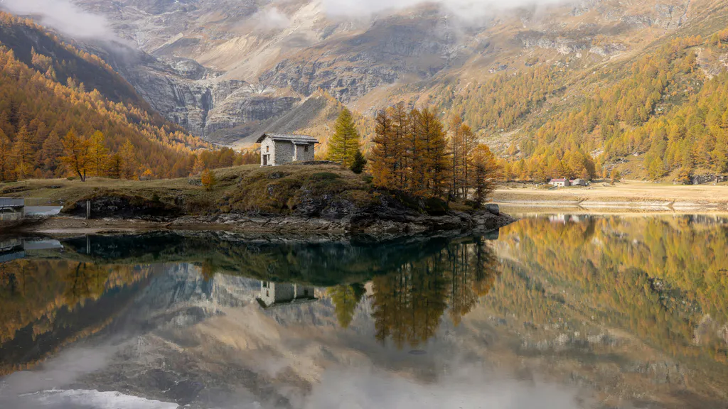Desktop wallpaper: Autumn landscape of a mountain lake