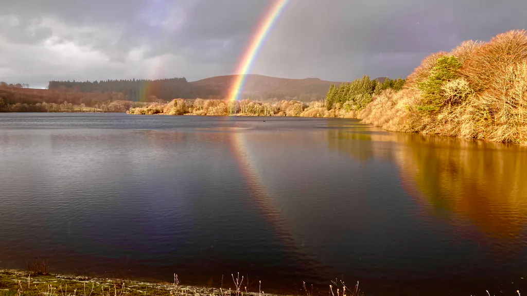Обои на рабочий стол: Радужное отражение