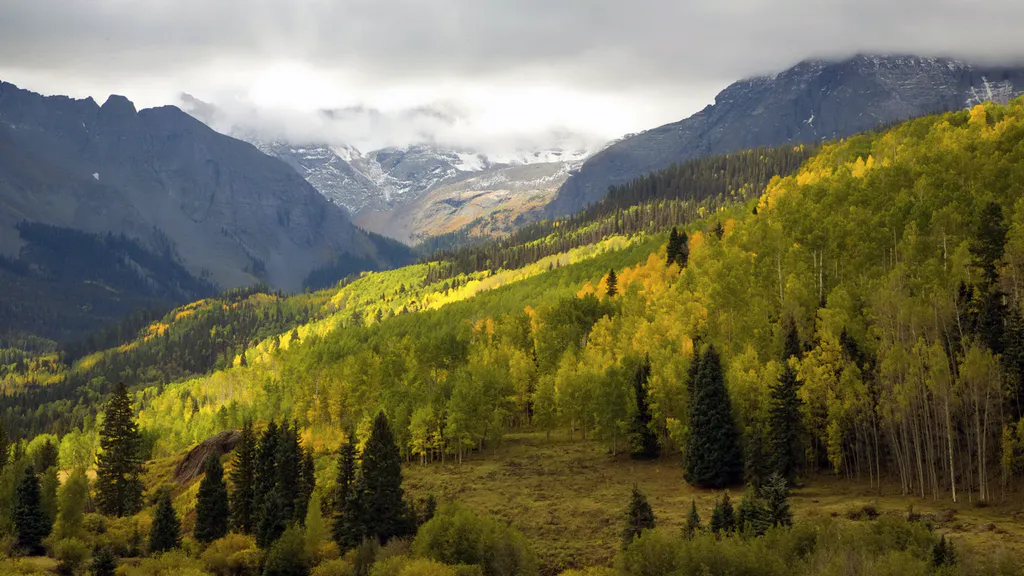 Обои на рабочий стол: Осенний пейзаж в заснеженных горах