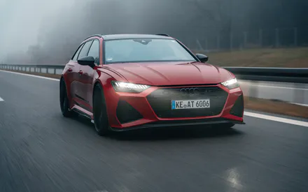 Audi Rs6, Audi, Abt, Спорткар, Универсал, Красный, Автомобиль, Машина, Дорога, Трасса, Туман, Скорость, В движении, Фары, Немецкие автомобили