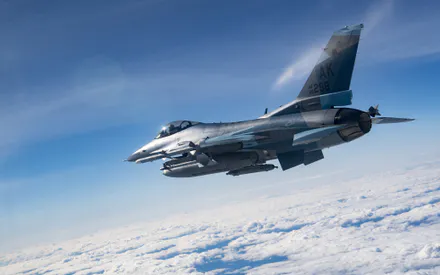 F-16, F-16 Fighting Falcon, Истребитель, Военный самолет, Самолет, Авиация, Полет, В воздухе, Небо, Облака, Камуфляж, Вид сзади, Ракурс, Ввс, Военная техника, Вооружение