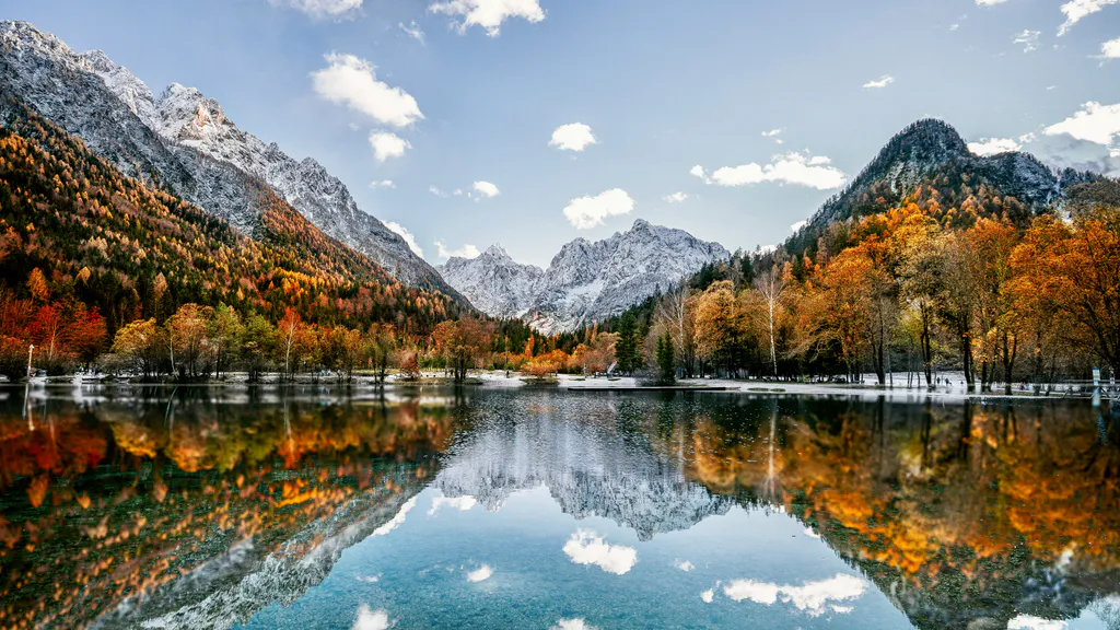 Обои на рабочий стол: Озеро Ясна: осень в Словении