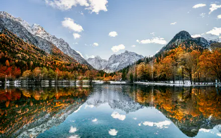 Озеро, Lake Jasna, Словения, Отражение, Пейзаж, Горы, Природа, Желтые деревья, Небо