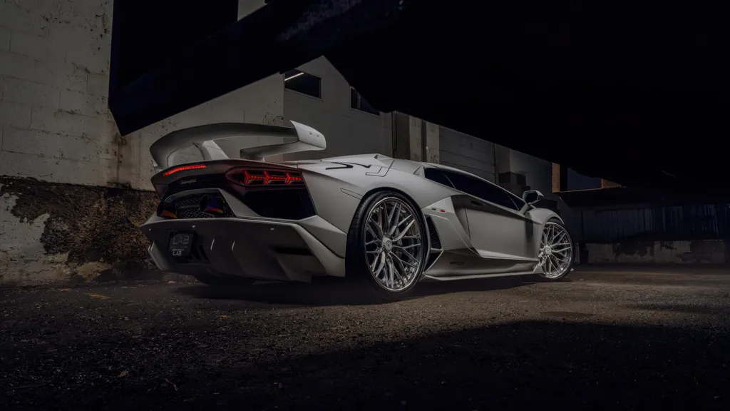 Обои на рабочий стол: Белая Lamborghini