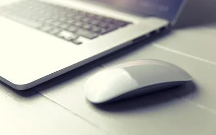 Macbook, Magicmouse, Ноутбук, Беспроводная мышь, Офисныйстол, Минимализм, Серебристый, Белый