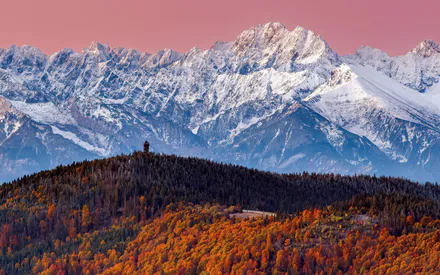 Снігові вершини, Лісова сторожова вежа, Осінні кольори, Рожеве небо, Гірський хребет, Хвойний ліс, Мальовничий вигляд, Фотографія природи, Гір’я