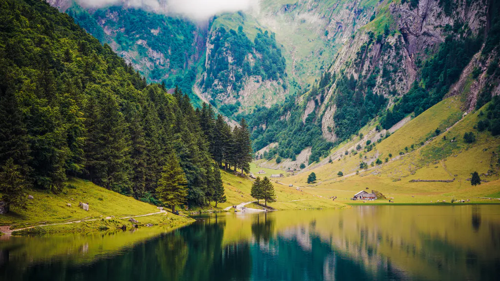 Обои на рабочий стол: Вид на горное озеро