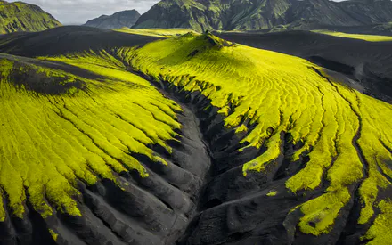 Исландия, Пейзаж, Горы, Мох, Зеленый цвет, Черный песок, Вулканическая почва, Природа, Скалы, Долина, Вид сверху, Контраст, Путешествие, Северная природа, Текстура