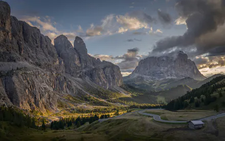 Доломиты, Крутые скалы, Перевал, Извилистая дорога, Луговые просторы, Сосновый лес, Драматические облака
