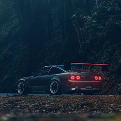 Білий Nissan GT R