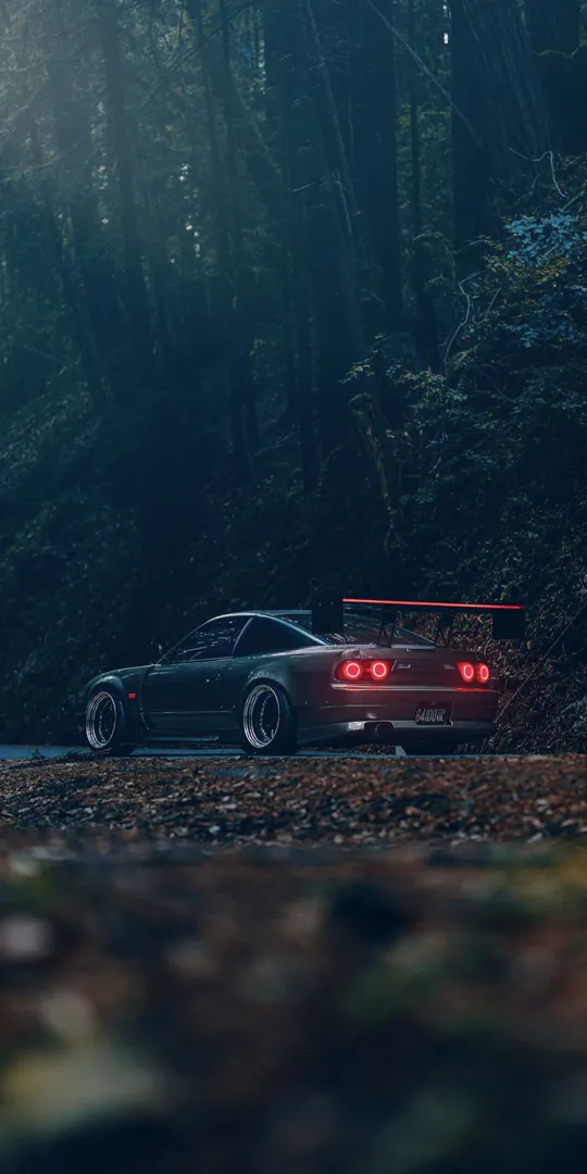 Шпалери на телефон: Nissan у лісі