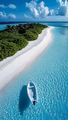 Пляж, Бирюзовая вода, Лодка, Белый песок, Тропическая растительность, Пальмы, Небо, Облака, Безлюдный