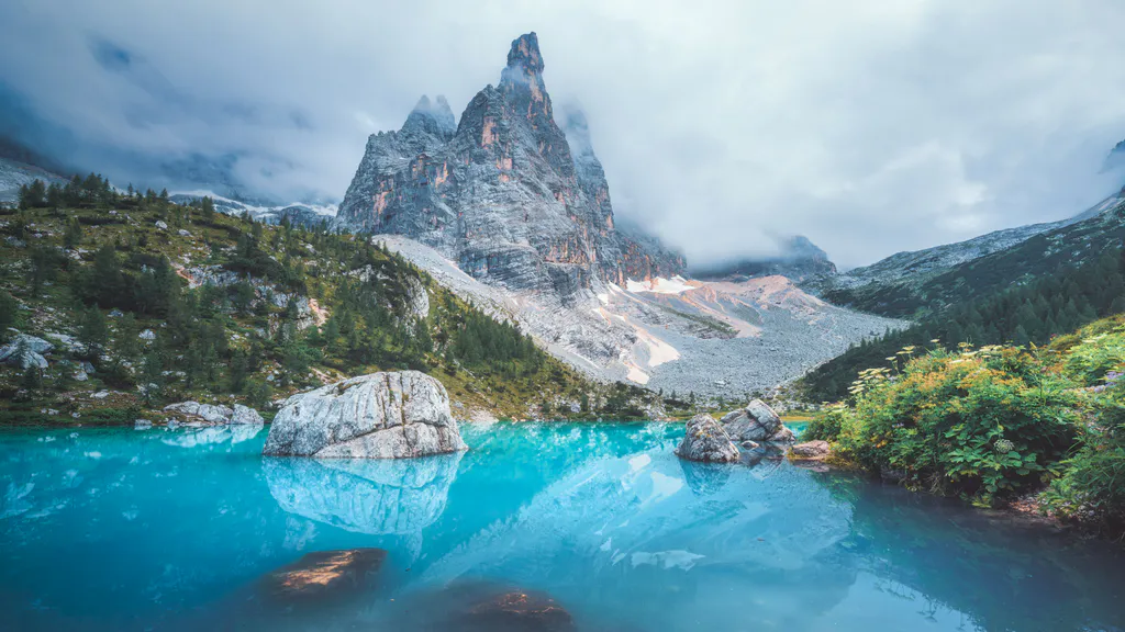 Шпалери для робочого столу: Бірюзове гірське озеро