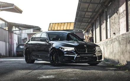 BMW M5 F90, Manhart, BMW, Седан, Спорткар, Тюнінг, Обвіс, Чорний автомобіль, Литі диски, Колеса, Фари, Асфальт, Промзона, Цегляна стіна, Будівлі, Урбан, Швидкість, Автомобіль, Машина, Транспорт, Німецький автомобіль, Розкішний автомобіль