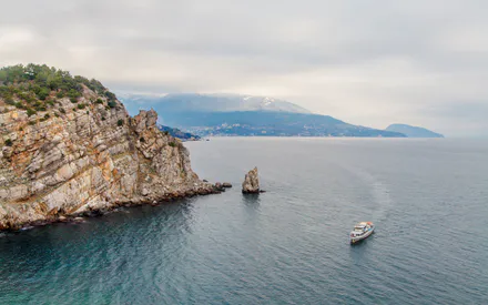 Крым, Ласточкино гнездо, Черное море, Море, Скалы, Горы, Теплоход, Катер, Корабль, Лодка, Побережье, Берег, Утес, Скала парус, Ялта, Гаспра, Вода, Пейзаж, Природа, Пасмурно, Облака, Горизонт, Путешествие, Туризм