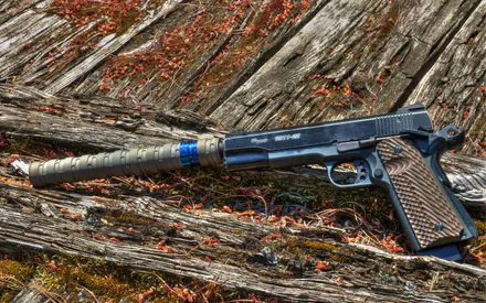 Sig Sauer 1911-22, Пистолет, Глушитель, Тактический, Калибр 22 LR, Деревянная рукоятка, Рифленая рукоять, Вороненая сталь, Оружие, Огнестрельное оружие, Полуавтоматический пистолет, Глушитель звука, Дерево, Старые доски, Текстура дерева