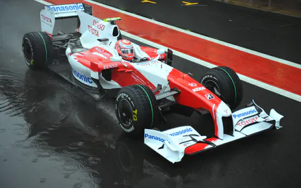 Formula 1, F1, Toyota TF109, Болид, Гоночный автомобиль, Автоспорт, Гонки, Трасса, Автодром, Пит-лейн, Дождь, Мокрый асфальт, Лужи, Отражение, Дождевая резина, Шины Bridgestone, Покрышки, Гонщик, Пилот, Шлем, Panasonic, Denso