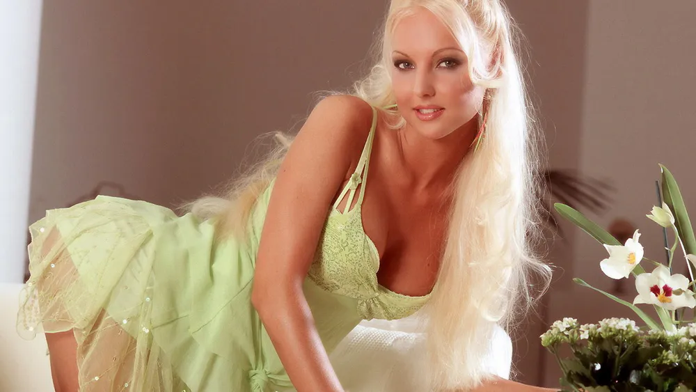 Wallpaper Veronica Simon 1024x1024