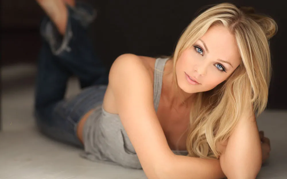 Wallpaper Laura Vandervoort 1280x800