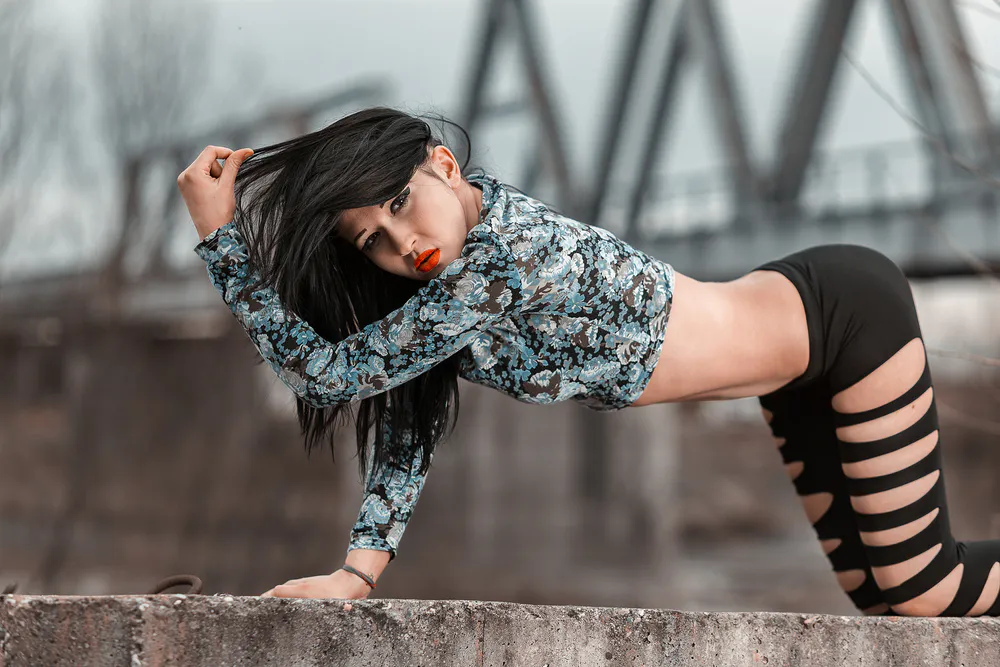 Wallpaper Brunette 1366x768